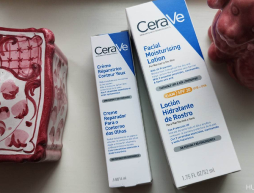 Boksene med Cerave-kremene som ligger i vinduskarmen