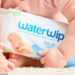 en baby holder en pakke water wipes